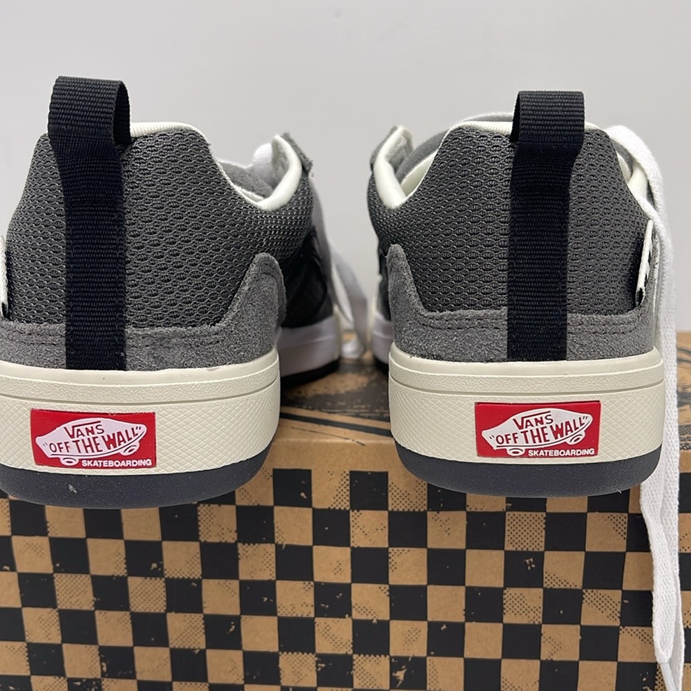 Vans WMNS Zahba Grey/Black
VN0007QQN43
Sneakers - Picture 13 of 16